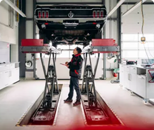 Ein Mann der in einer Autowerkstatt arbeitet